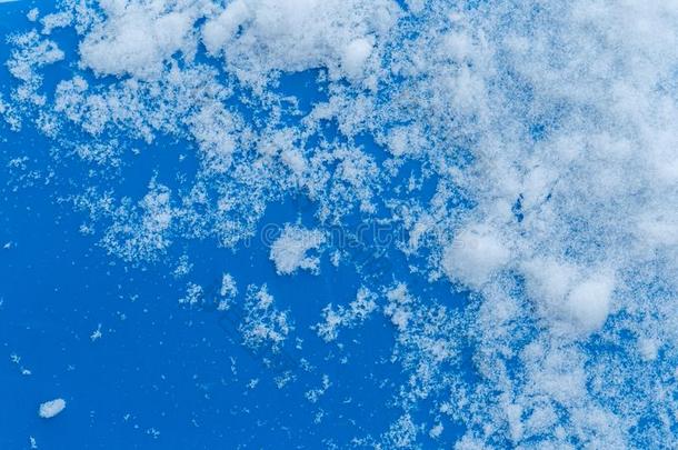 白色的下雪的田在下面一蓝色b一ckground