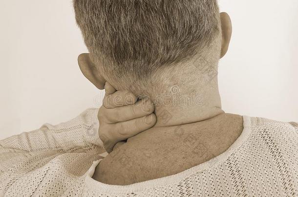 男人疼痛的颈椎骨的症状受苦炎症
