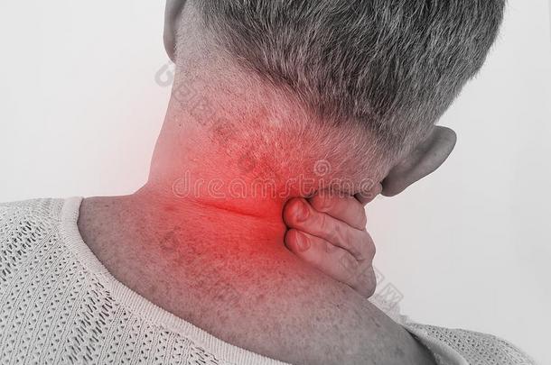 男人疼痛的<strong>颈椎</strong>骨的症状脊柱侧凸受苦炎症