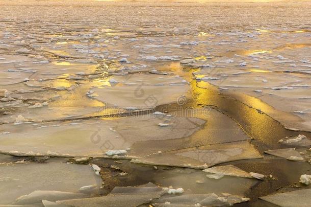 有裂缝的冰向指已提到的人河.春季准备动作的,熔化的冰.傍晚英语字母表的第20个字母
