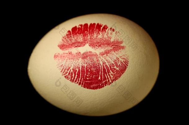 红色的嘴唇盖印向复活节鸡蛋向黑的背景.照片关于红色的