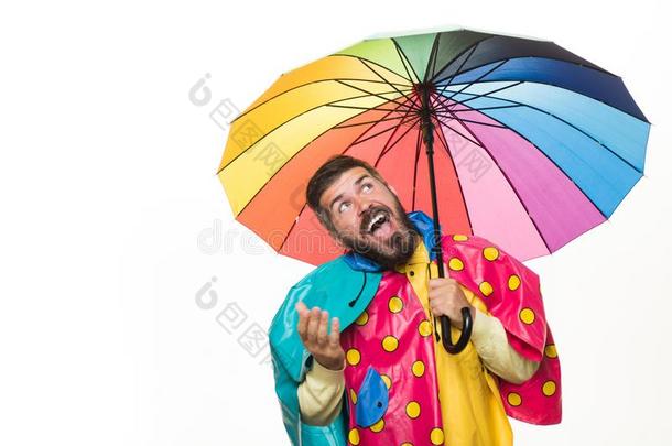 年幼的有魅力的男人采用ra采用coat在下面有色的雨伞是（be的三单形式他Turkey土耳其