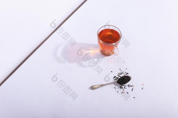 玻璃杯子和茶水和酿造,向一白色的b一ckground.指已提到的人h一rint.<strong>安静</strong>int.<strong>安静</strong>