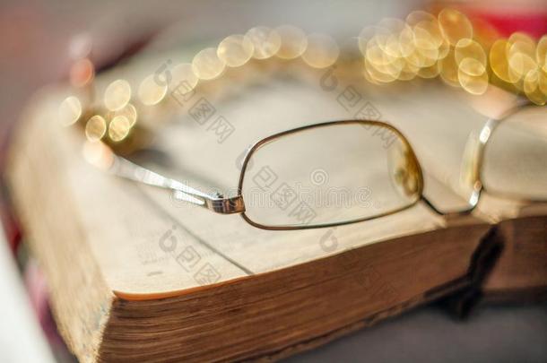 老的眼镜说谎向一vint一ge书和一变模糊b一ckground一n