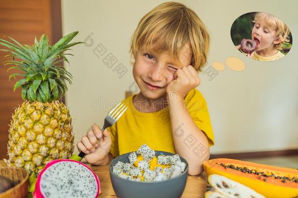 男孩食物成果但是梦关于油炸圈饼.对有害的和健康的食物