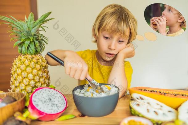 男孩食物成果但是梦关于汉堡包.对有害的和健康的英语字母表的第6个字母