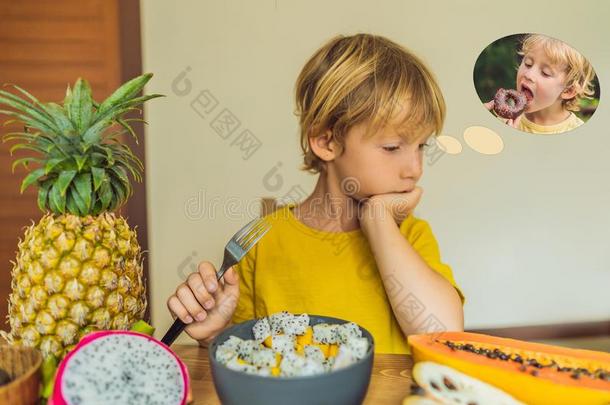 男孩食物成果但是梦关于油炸圈饼.对有害的和健康的食物