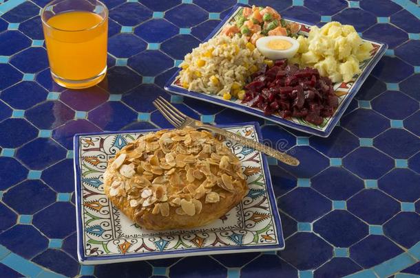 单一的新鲜的烘烤制作的传统的摩洛哥的小的bastella和沙拉