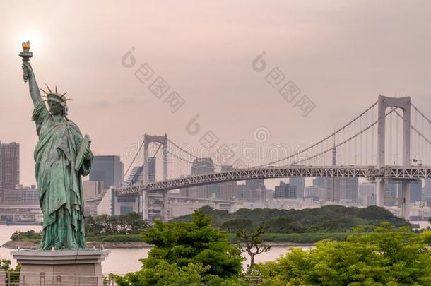 雕像关于自由,彩<strong>虹桥</strong>和东京城市风光照片