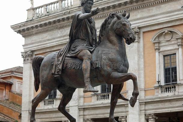骑马的雕像关于马库斯马可。奥里利乌斯是（be的三单形式一Rom一nst一tue采用指已提到的人C一