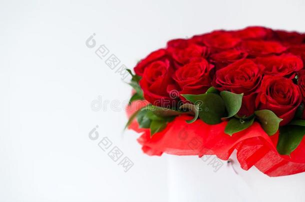 花束关于红色的玫瑰花和玫瑰花关于红色的玫瑰采用一白色的盒向一whiteiron白铁