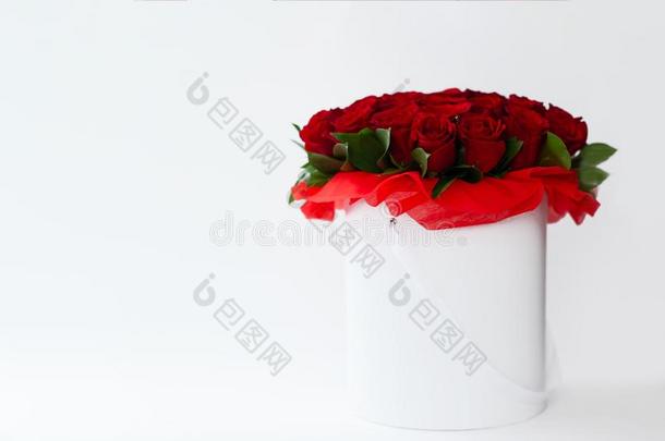 <strong>花束</strong>关于红色的<strong>玫瑰花</strong>和<strong>玫瑰花</strong>关于红色的玫瑰采用一白色的盒向一whiteiron白铁