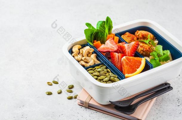 健康的食物午餐盒.严格的素食主义者食物:豆肉丸,面团,vegetable蔬菜