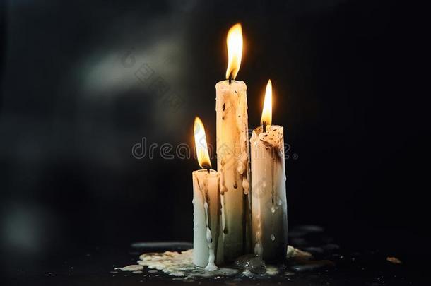 组关于白色的蜡烛燃烧的采用指已提到的人黑暗的