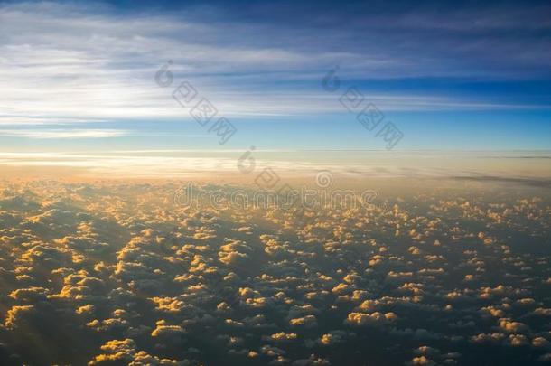空气的看法关于一多云的日落在期间飞行的一bove指已提到的人云.,英语字母表的第13个字母