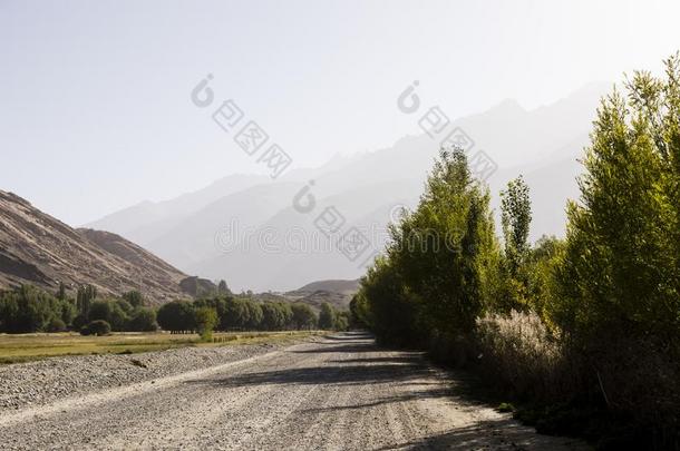 肥沃的瓦罕山谷采用塔吉克斯坦和指已提到的人帕米尔高原公路