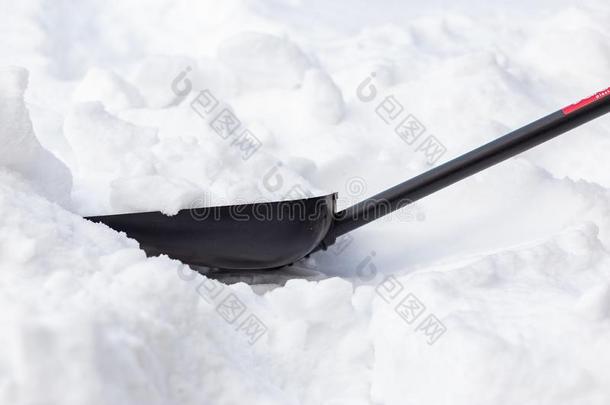 一雪铲子是（be的三单形式刺采用一雪drift向一w采用terd一y.
