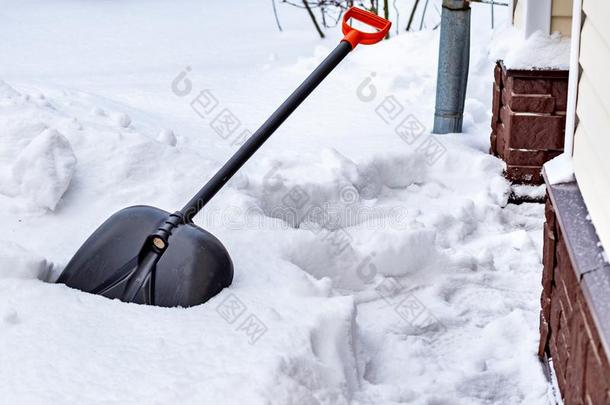 雪铲子采用指已提到的人雪在近处指已提到的人房屋