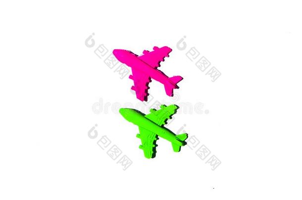 塑料制品红色的和绿色的飞机玩具向白色的背景