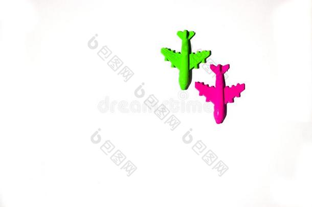 塑料制品红色的和绿色的飞机玩具向白色的背景