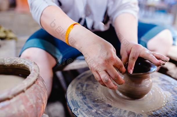 女人装饰线条黏土向陶器轮子