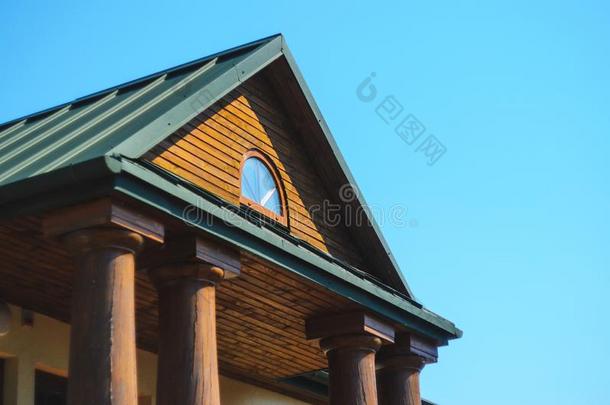 木制的柱关于指已提到的人门廊入口向指已提到的人房屋