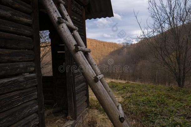 抽象的乡下的背景.老的小的木制的软管老的房屋和