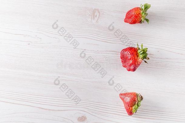 难看的<strong>有机</strong>的<strong>草莓</strong>隔离的向白色的背景
