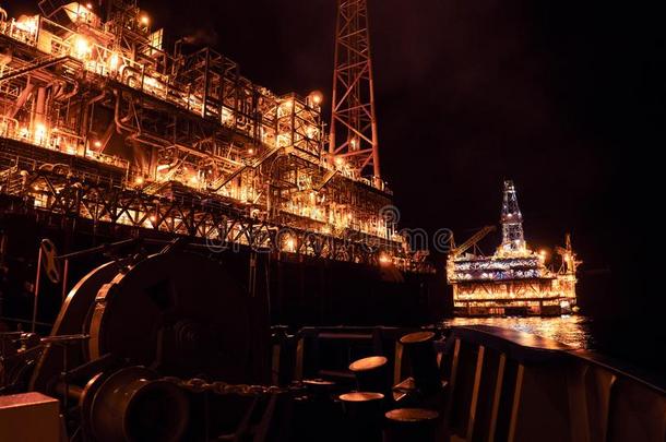 浮式生产储卸油<strong>装置</strong>油罐车容器在近处油台船桅的<strong>装置</strong>在夜.海上的油
