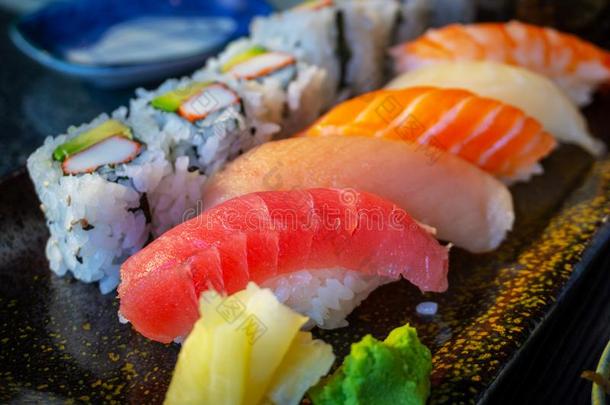 多样关于美味的生鱼片寿司寿司盒饭或饭盒和美国加州辗
