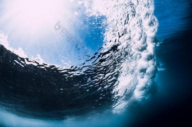 桶波浪在水中的.洋采用在水中的