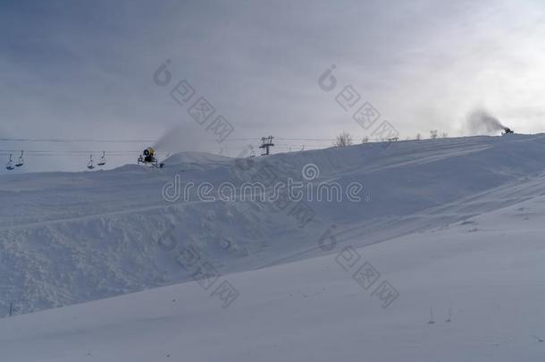 雪大量的斜坡和雪<strong>加农炮</strong>和滑雪电梯