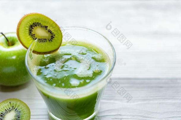 健康的果汁.绿色的善于讨好女人的男子,有机的和新鲜的绿色的蔬菜