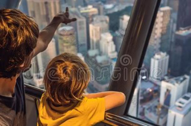 爸爸和儿子是有样子的在吉隆坡吉隆坡城市风光照片.全景的竞争