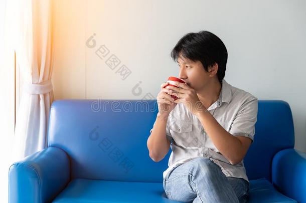 一男人饮料咖啡豆采用指已提到的人morn采用g在期间sitt采用g向指已提到的人蓝色sodiumfluorescein荧光素钠