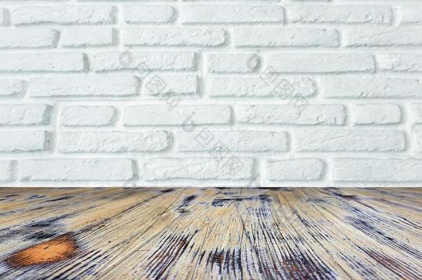 洗过的栎树木材镶木地板地面隔离的向白色的砖墙