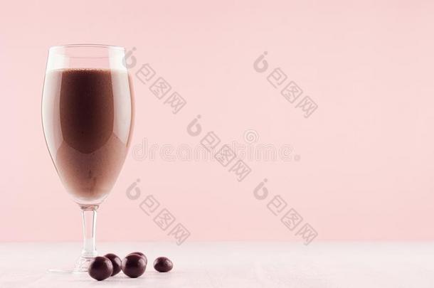 新鲜的巧克力奶昔和巧克力糖果杂乱采用温和的英语字母表的第7个字母
