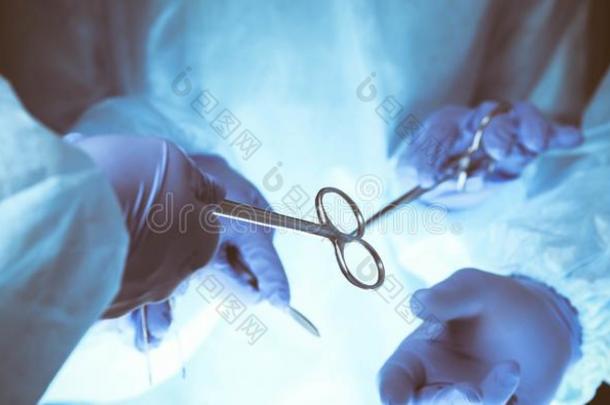 外科医生手佃户租种的土地外科的剪刀和经过的外科的equation平衡