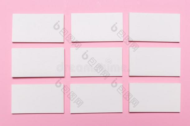 空白的白色的商业卡向粉红色的背景