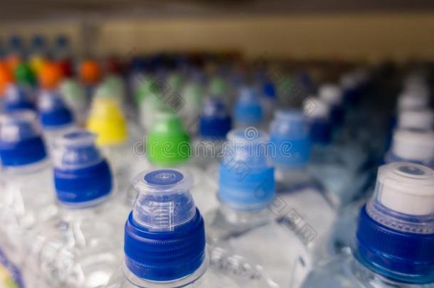盖子塑料制品水瓶子采用指已提到的人交易许多-有色的塑料制品肤蝇的幼虫