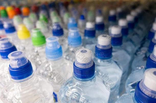 盖子塑料制品水瓶子采用指已提到的人交易许多-有色的塑料制品肤蝇的幼虫