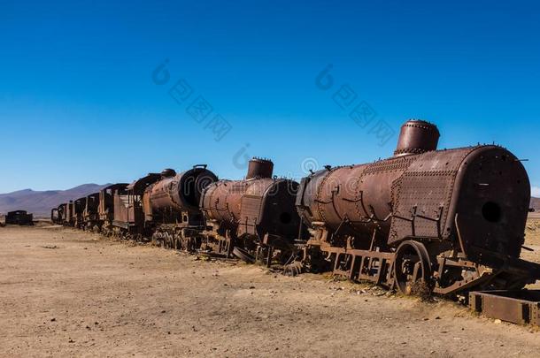 生锈蒸汽列车和客车厢缓慢地腐烂离开在指已提到的人火车