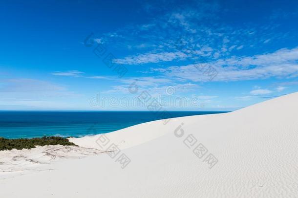 dem和需要箍自然储备白色的沙丘和结晶清楚的海域关于英语字母表的第20个字母