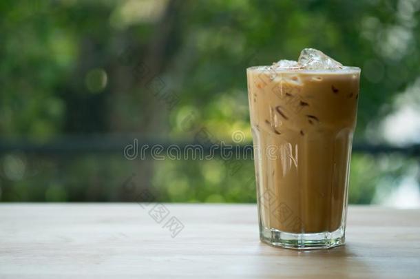 冰冷的浓咖啡咖啡豆采用身材高的形状玻璃