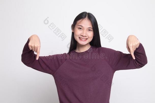 美丽的年幼的亚洲人女人<strong>点下</strong>向空白的空间