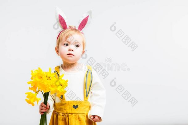 微笑的漂亮的婴儿小孩采用兔子<strong>习俗</strong>一花束关于耶洛