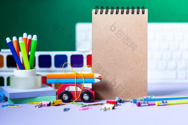 背向学校观念.学校和办公室日用品,富有色彩的笔