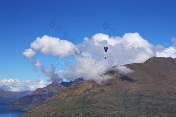 <strong>滑翔伞</strong>运动采用昆斯敦,新的西兰岛.