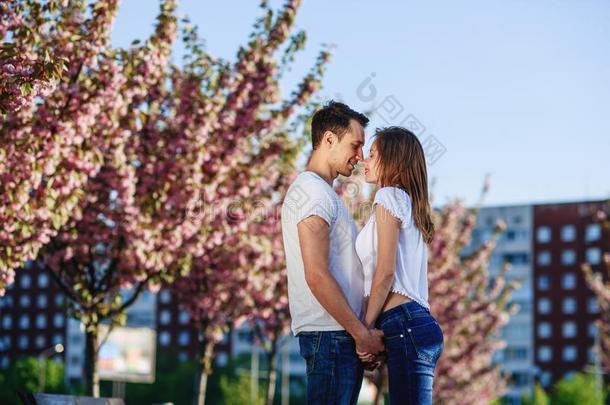 激情和爱观念.男人和女人接吻的采用bloom采用ggarden花园