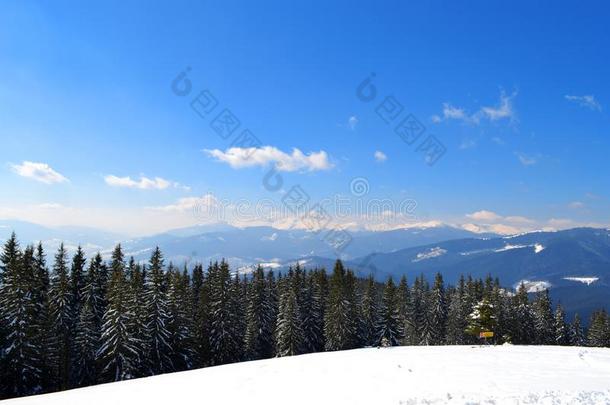 冬攀登的和滑雪.健康的生活方式,旅游,冒险之旅